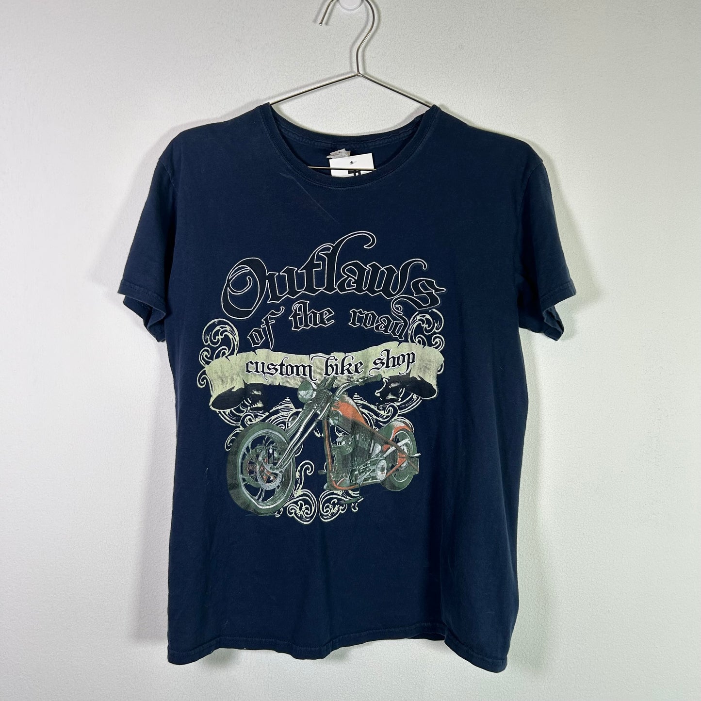 Gildan Outlaws graphic tee Tops